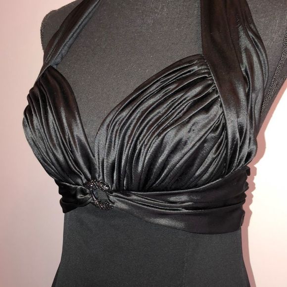 Dresses & Skirts - Stunning halter gown